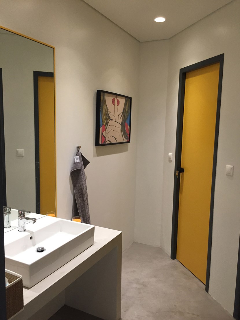 Nama Fos 3 Plaster In Downlight Light installed in a modern bathroom with yellow door