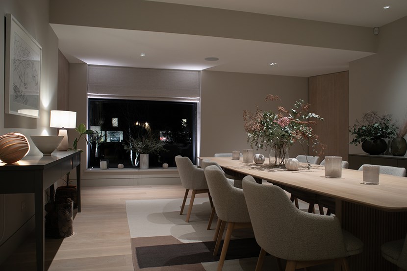 Lighting Design Pickwick indoor dining room with plaster-in lighting over the table