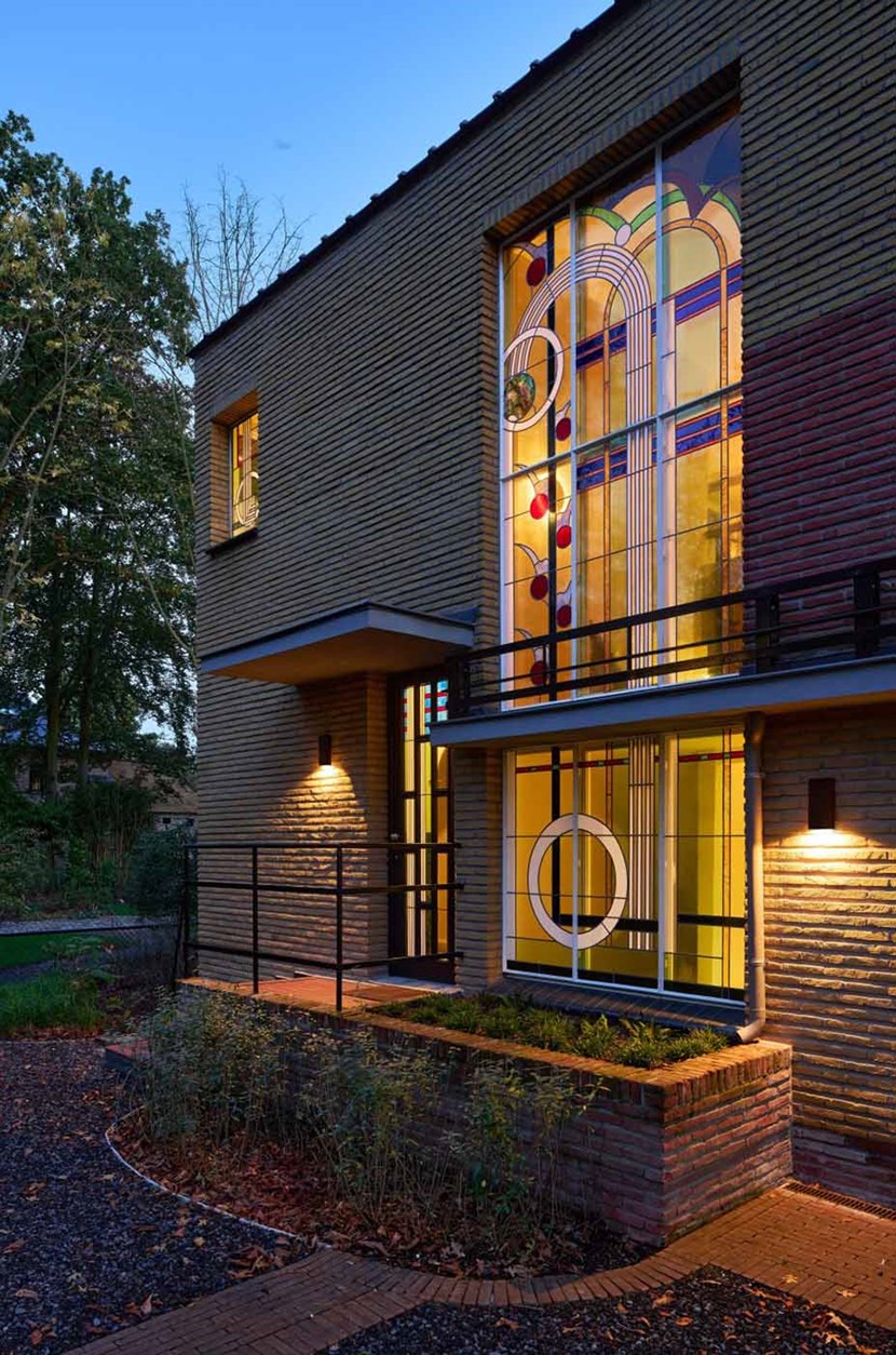 PVD Concept Simply Pillar Medium LED Outdoor Wall Light| Image:3