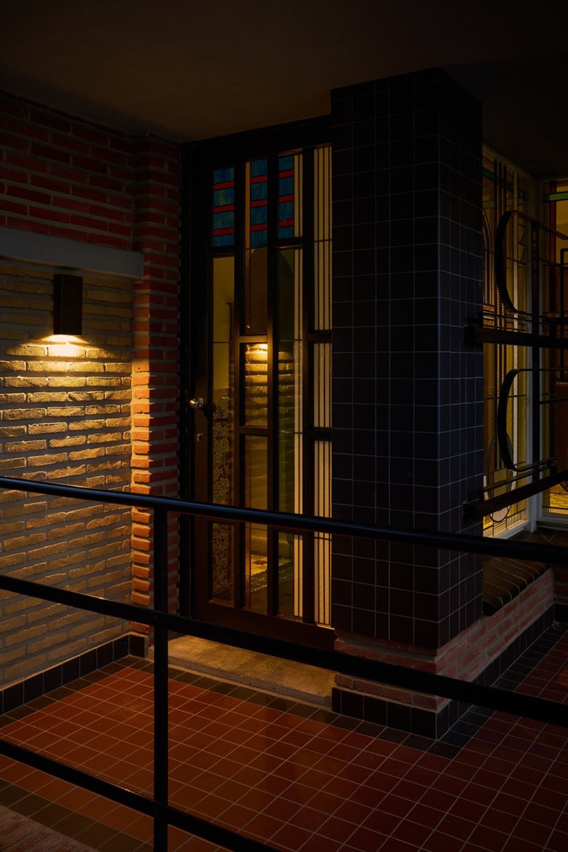 PVD Concept Simply Pillar Medium LED Outdoor Wall Light| Image:6